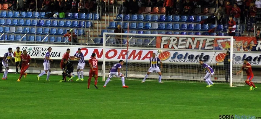 Algunos de los lances del partido, donde el juego por alto en el área del Valladolid fue una constante.
