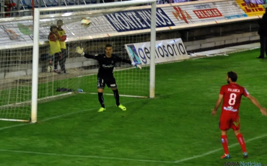 Algunos de los lances del partido, donde el juego por alto en el área del Valladolid fue una constante.