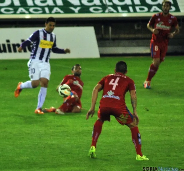 Algunos de los lances del partido, donde el juego por alto en el área del Valladolid fue una constante.