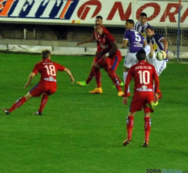 Algunos de los lances del partido, donde el juego por alto en el área del Valladolid fue una constante.