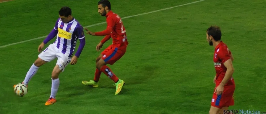 Algunos de los lances del partido, donde el juego por alto en el área del Valladolid fue una constante.