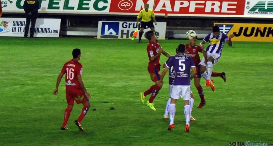 Algunos de los lances del partido, donde el juego por alto en el área del Valladolid fue una constante.