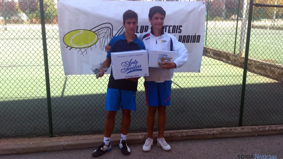 Los finalistas con sus trofeos.