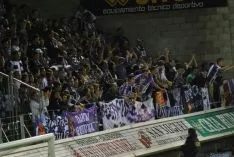 Algunos de los lances del partido, donde el juego por alto en el área del Valladolid fue una constante.