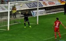Algunos de los lances del partido, donde el juego por alto en el área del Valladolid fue una constante.