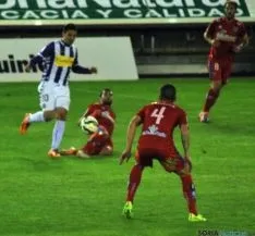 Algunos de los lances del partido, donde el juego por alto en el área del Valladolid fue una constante.