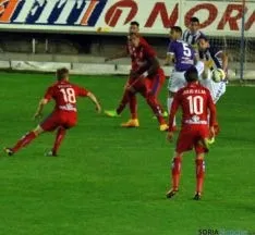 Algunos de los lances del partido, donde el juego por alto en el área del Valladolid fue una constante.
