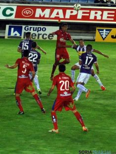 Algunos de los lances del partido, donde el juego por alto en el área del Valladolid fue una constante.