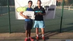 Los finalistas con sus trofeos.