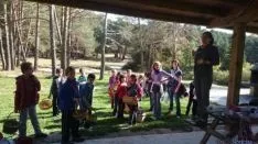 Foto 3 - Los escolares del CRA Pinar Grande llenan las cestas de setas en la jornada micol&oacute;gica