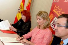 Sheila Cremaschi (izda.) con la consejera Alicia García en la firma del convenio.