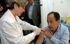 El delegado de la Junta, Manuel Lopez, recibiendo la vacuna. / Jta.
