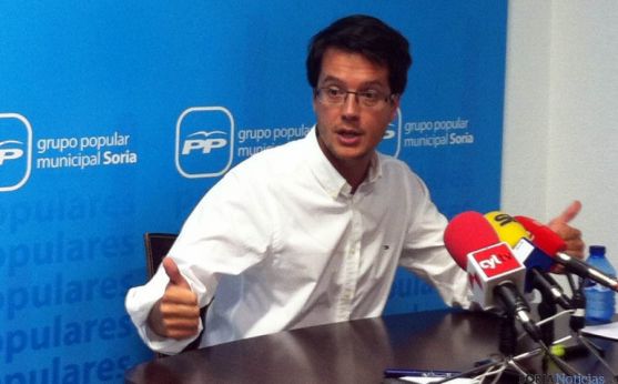 El concejal del PP, Tomás Cabezón en rueda de prensa. 