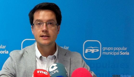 El concejal del PP, Tomás Cabezón en rueda de prensa.