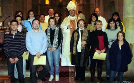 Bendición de familias que esperan un hijo,junto al obispo