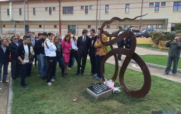 Escultura recuerdo a María