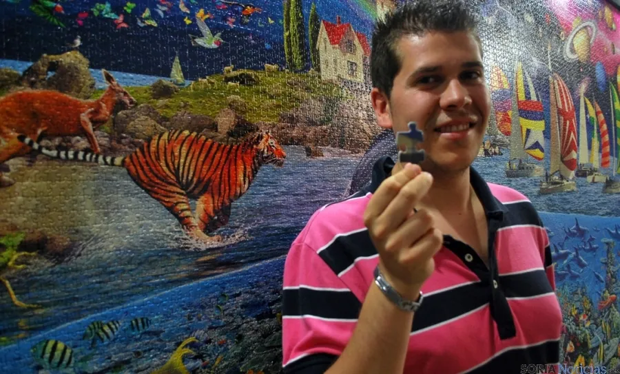 Eduardo, con su puzle de 24.000 piezas. / SN