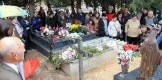 Una de las inhumaciones en el cementerio de San Esteban.