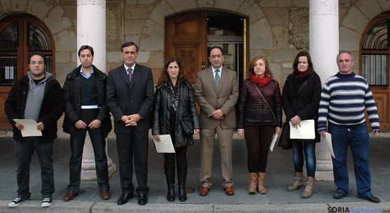 López y Pardo con los alumnos y el profesor del programa. / Jta.