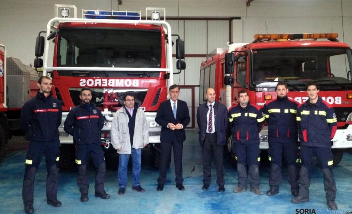 Entrega del nuevo camión al parque de bomberos de Ágreda. / Dip