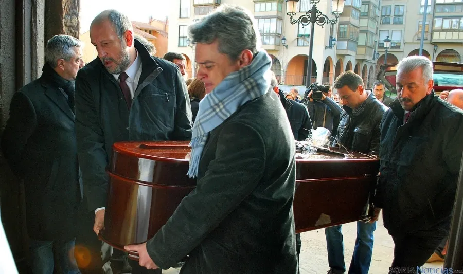 Imágenes del funeral por Canto Benito este lunes. / SN