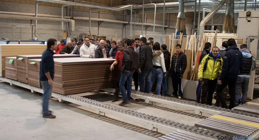 Los alumnos en la fábrica pinariega.