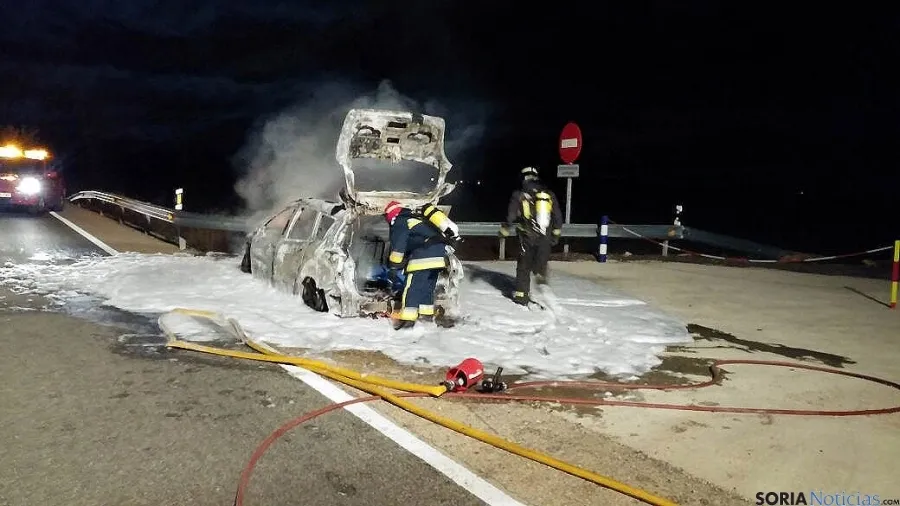 Los bomberos de Ólvega en las labores de extinción. 