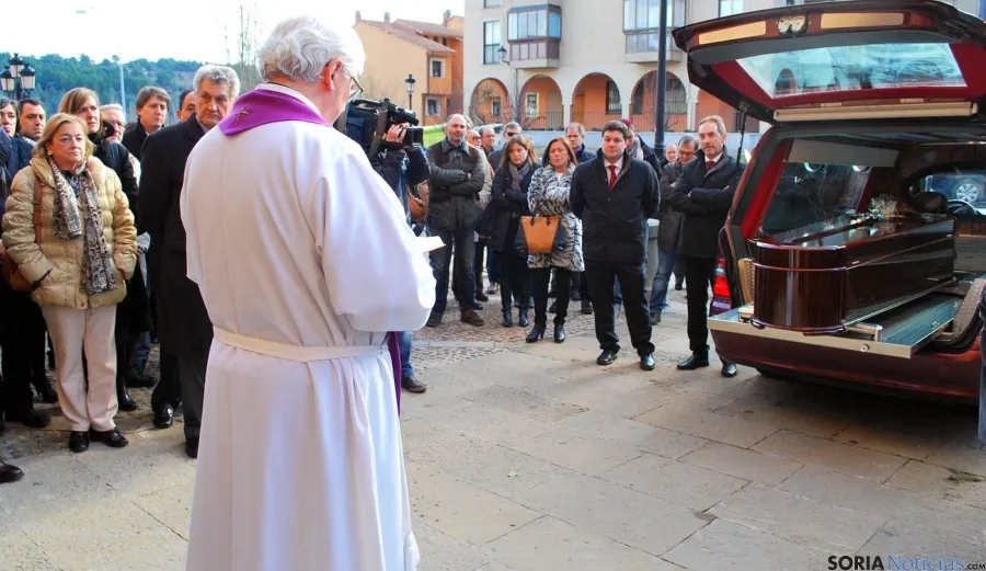 Imágenes del funeral por Canto Benito este lunes. / SN