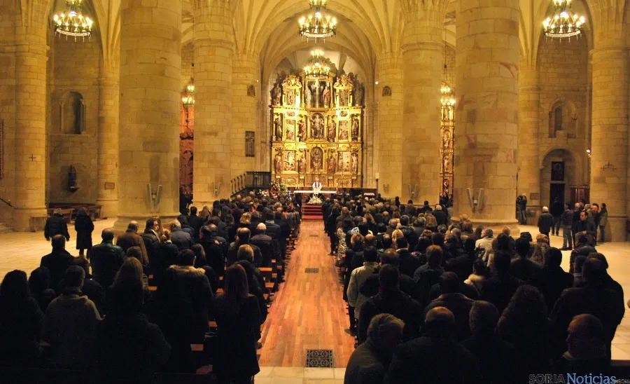 Imágenes del funeral por Canto Benito este lunes. / SN
