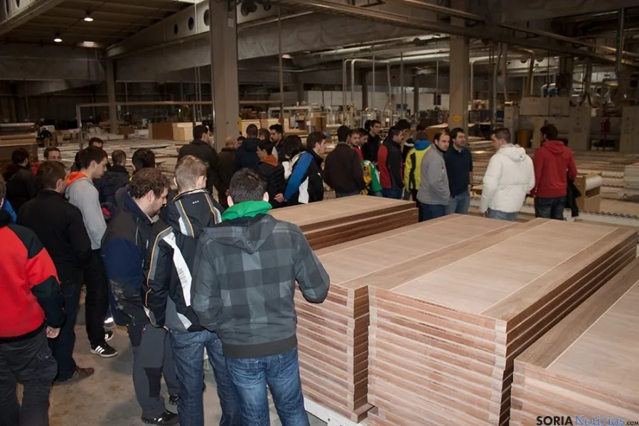 Los alumnos en la fábrica pinariega.