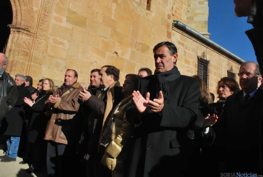 Imágenes del funeral por Canto Benito este lunes. / SN
