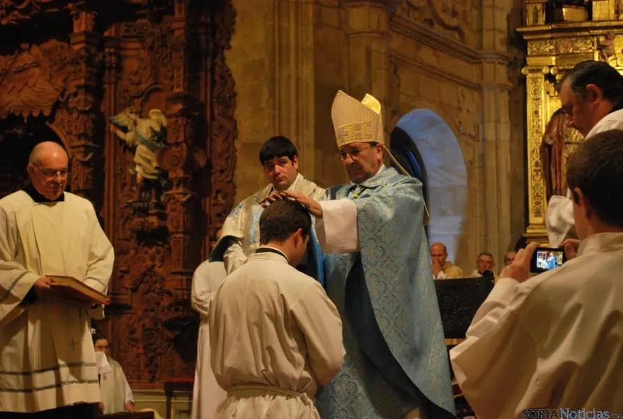 Diversos instantes de la ceremonia de ordenación. / SN