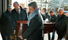 Imágenes del funeral por Canto Benito este lunes. / SN