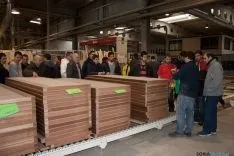 Los alumnos en la fábrica pinariega.