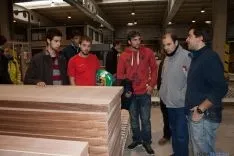 Los alumnos en la fábrica pinariega.