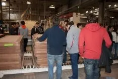 Los alumnos en la fábrica pinariega.