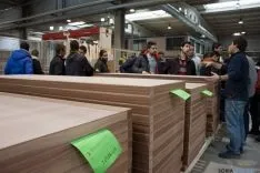 Los alumnos en la fábrica pinariega.