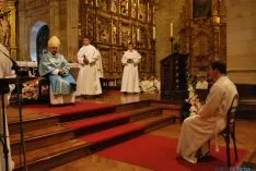 Diversos instantes de la ceremonia de ordenación. / SN