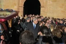Imágenes del funeral por Canto Benito este lunes. / SN
