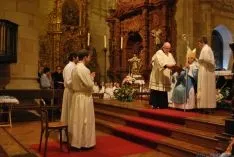 Diversos instantes de la ceremonia de ordenación. / SN