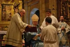 Diversos instantes de la ceremonia de ordenación. / SN