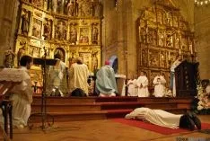 Diversos instantes de la ceremonia de ordenación. / SN