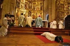 Diversos instantes de la ceremonia de ordenación. / SN