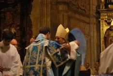 Diversos instantes de la ceremonia de ordenación. / SN