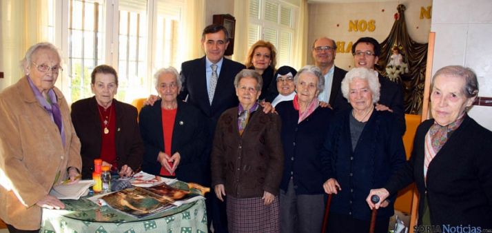Residentes en el Hogar Santa Cristina con los dirigentes provinciales. 