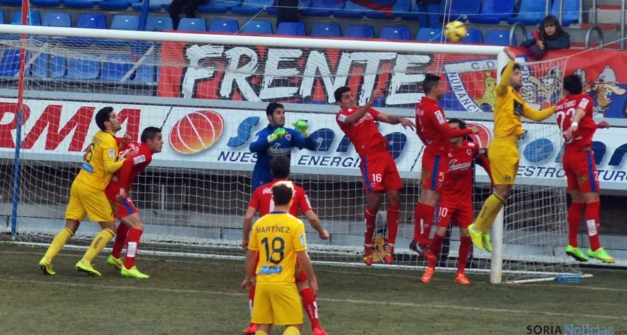 Distintos lances del partido. / SN
