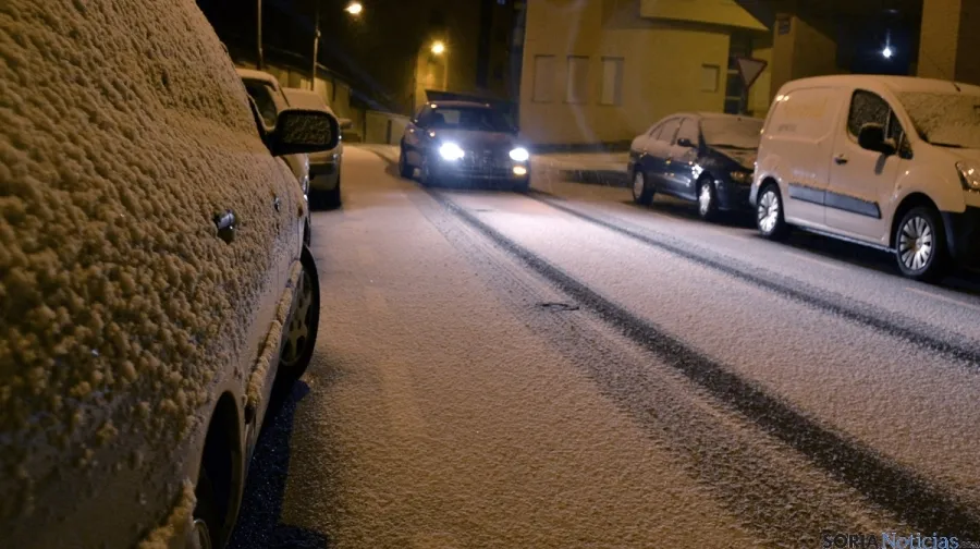 Una de las calles de la capital soriana durante la nevada. / SN