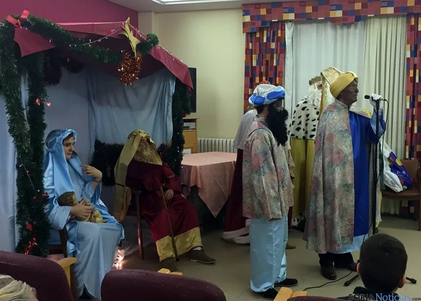Los Reyes, en sus visitas a las residencias. / SN