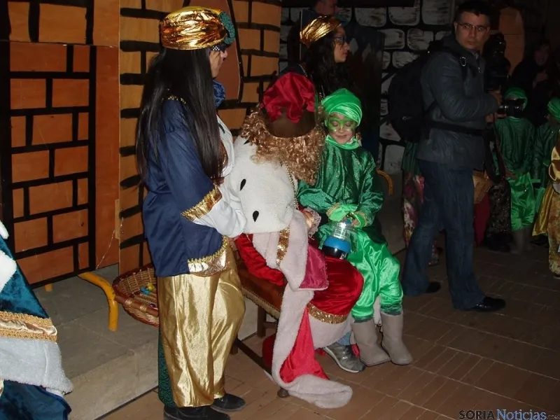 Los pequeños, felices esta noche en Almazán. 