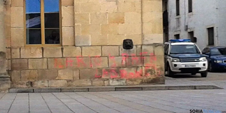 La pintada fue realizada este lunes.